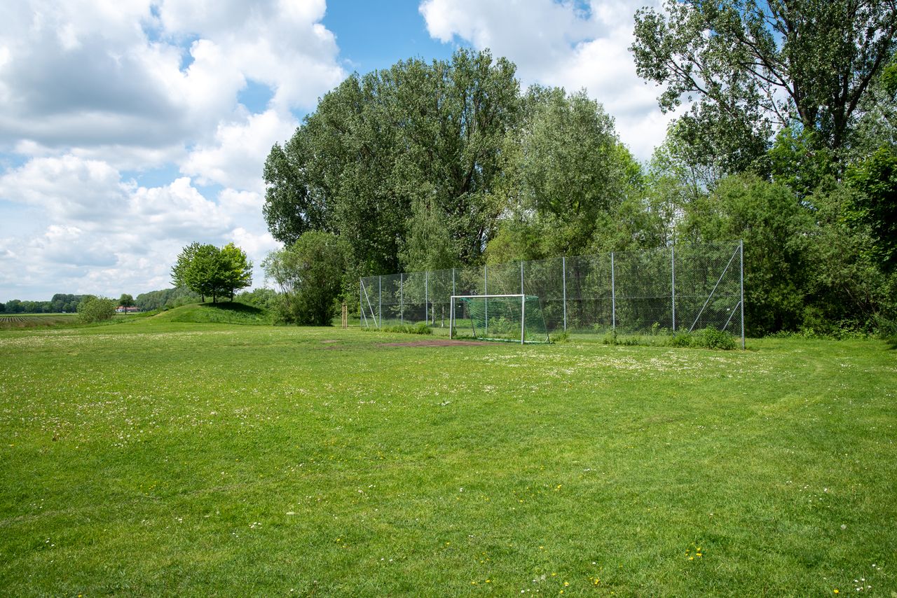 Fußball- und Bolzplatz mit Ballfangzaun am Ascherbach-Spielplatz