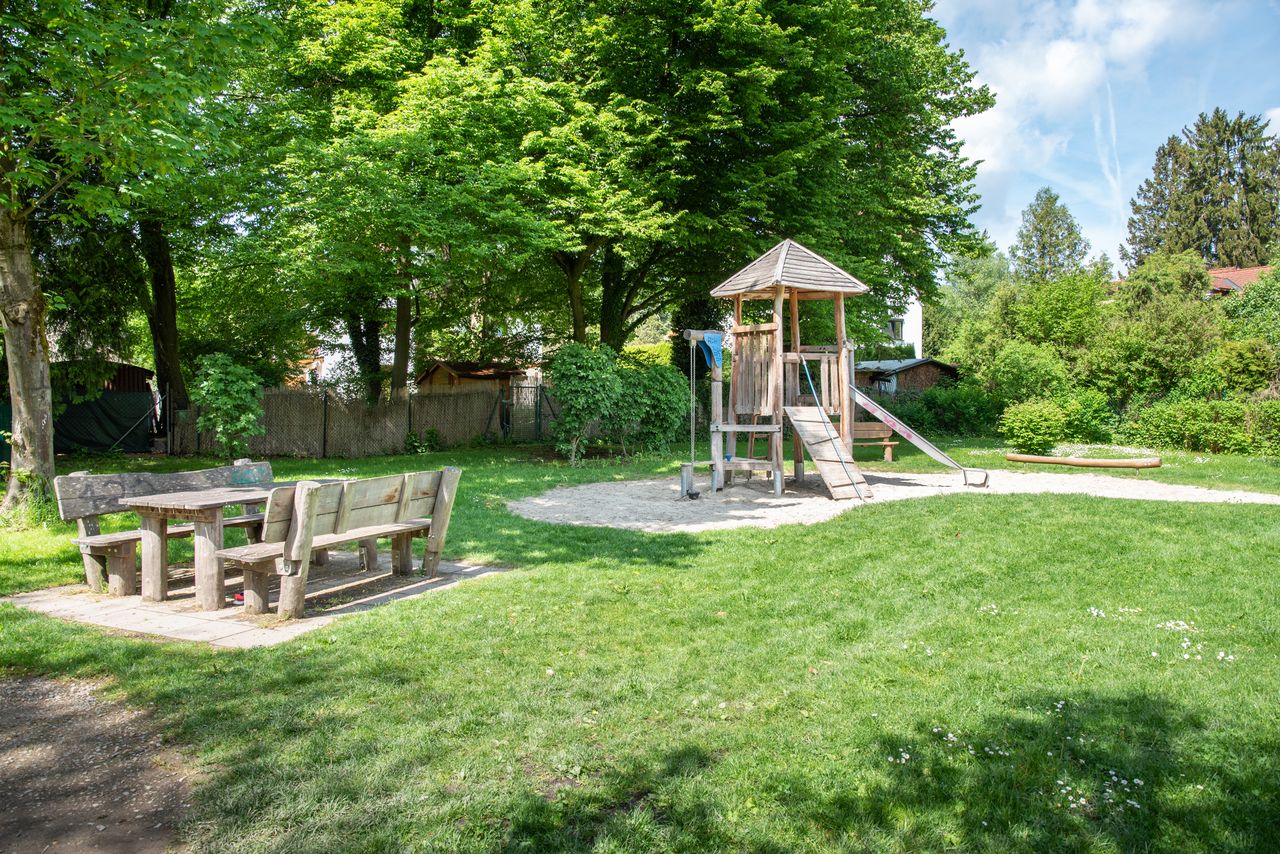 Sitzbank und Spielgerätekombination am Spielplatz Kastanienweg