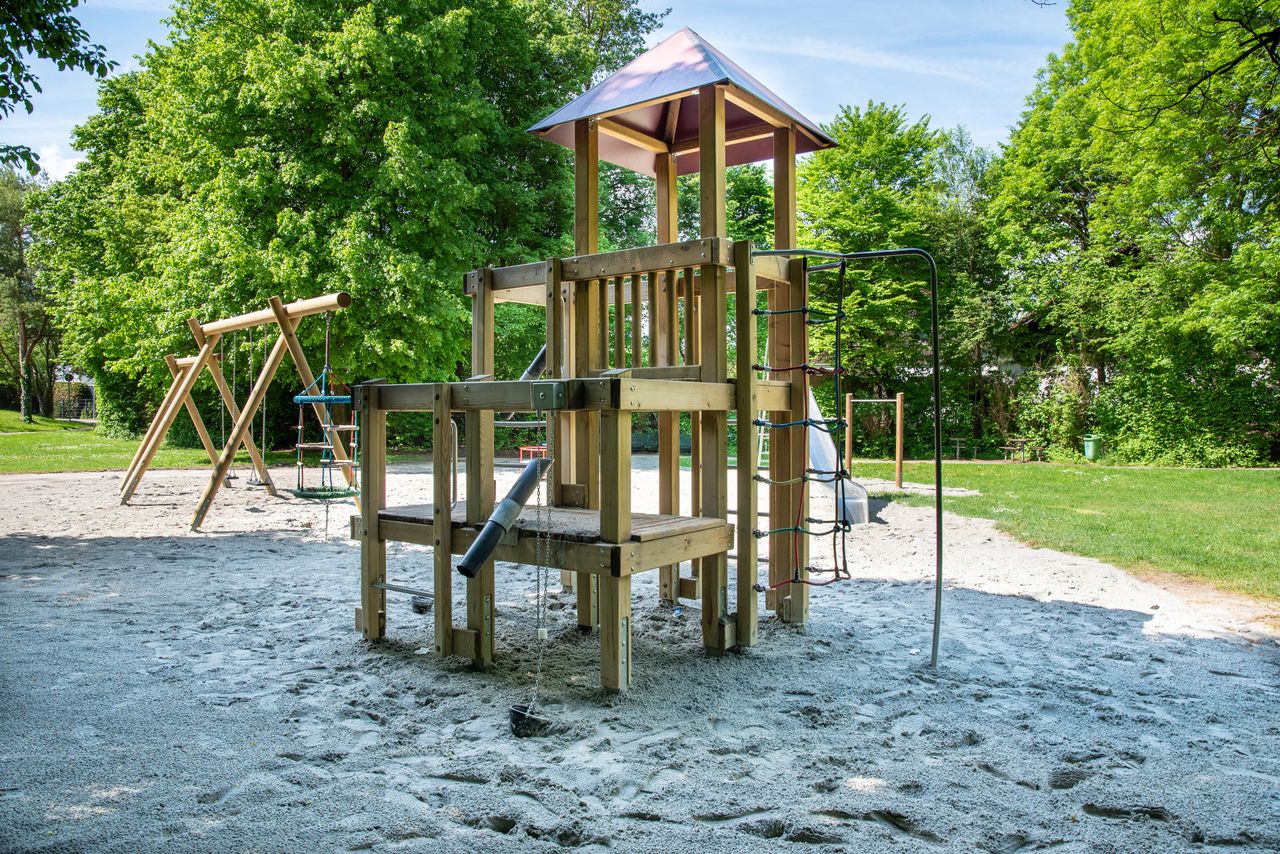 Spielgerätekombination, Schaukel und Sandkasten am Spielplatz im Lichtenviertel