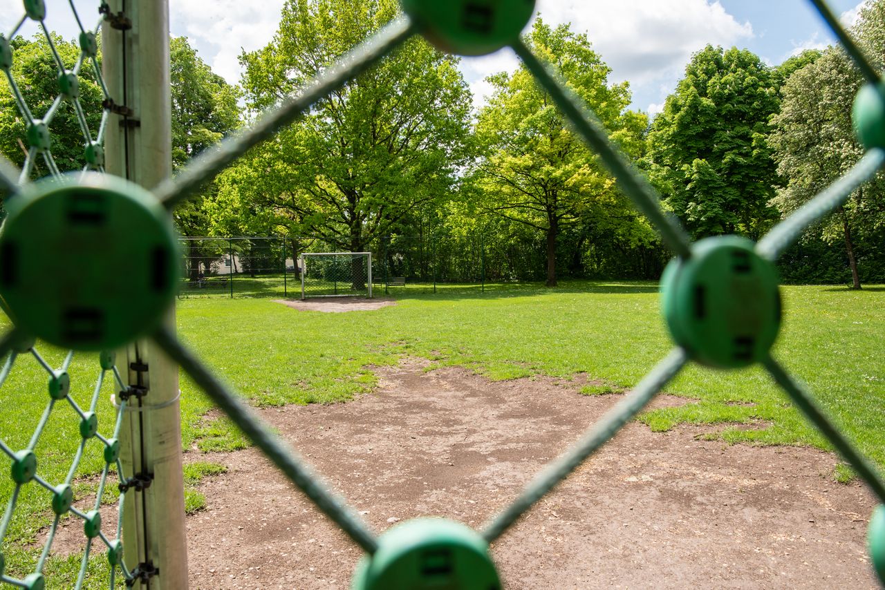 Boltzplatz und Tore am Spielplatz an der Puchheimer Straße