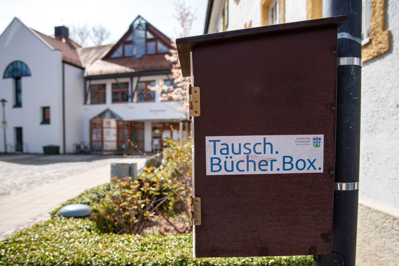 Tausch.Bücher.Box am Rathausplatz in Gröbenzell neben der Alten Schule