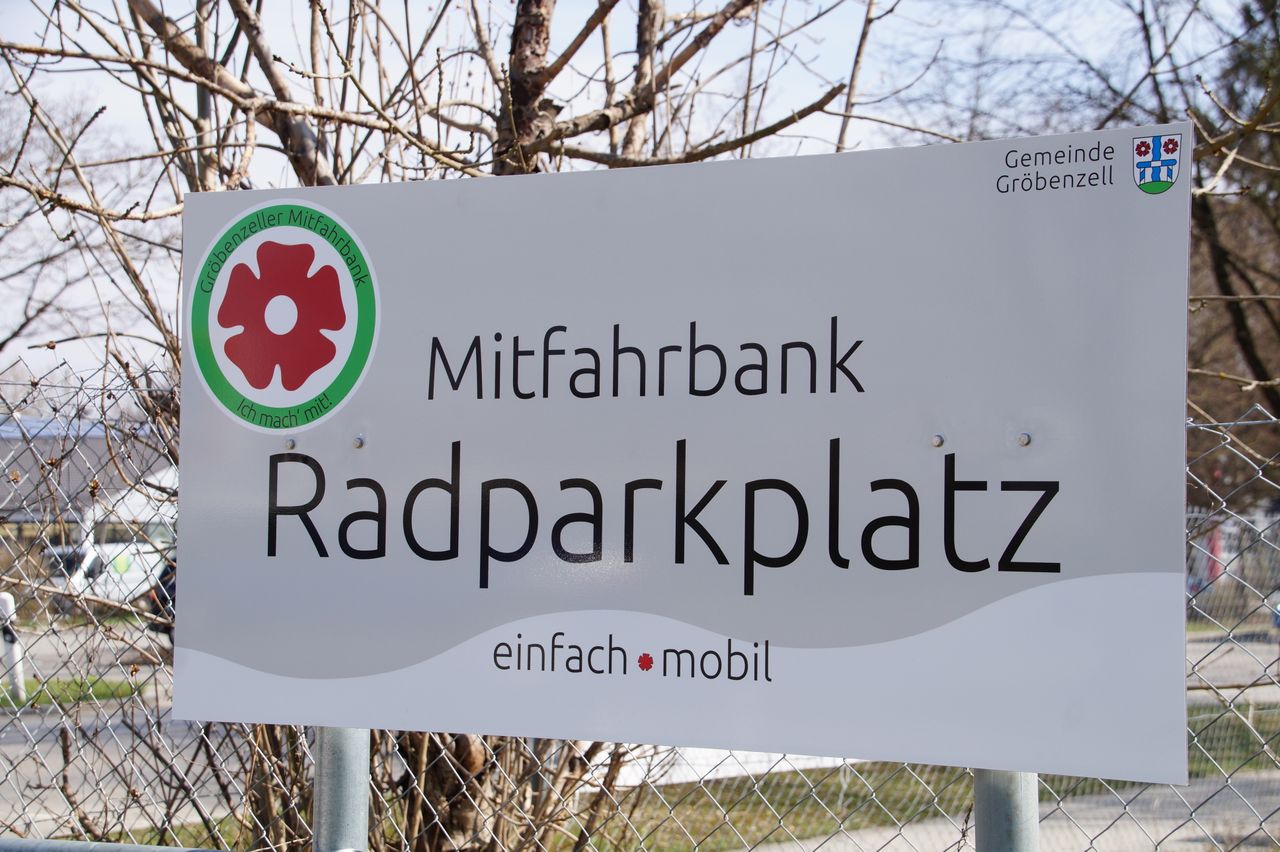 Beschilderung des Radparkplatzes an der Mitfahrbank in Gröbenzell