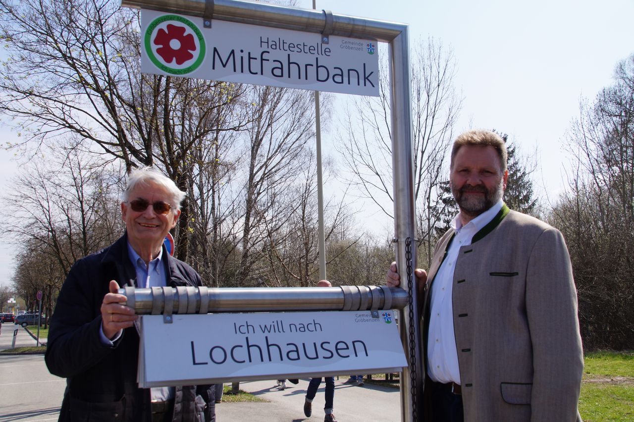 Der ehemalige Verkehrsreferent der Gemeinde Dr. Reinhard Paesler und der Erste Bürgermeister der Gemeinde Martin Schäfer an einer Mitfahrbank in Gröbenzell