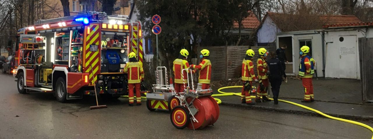 Freiwillige Feuerwehr Gröbenzell beim Löschen eines Containerbrandes