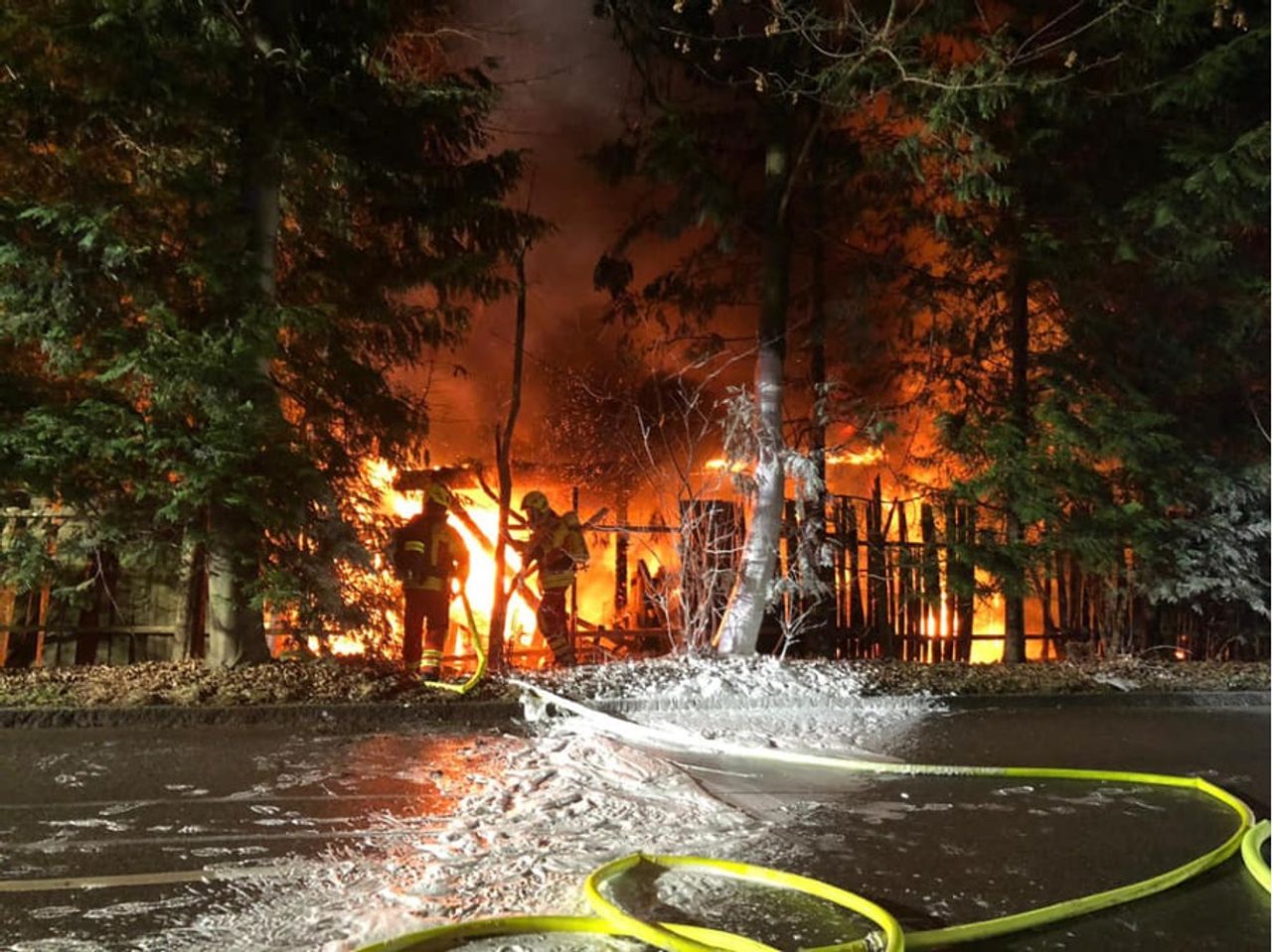 Freiwillige Feuerwehr Gröbenzell bei nächtlichen Löscharbeiten