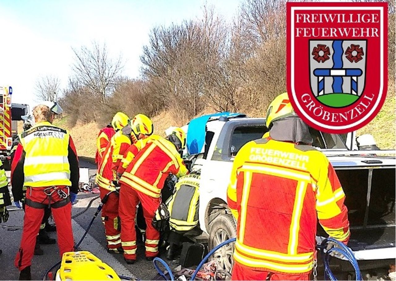 Freiwillige Feuerwehr Gröbenzell bei der Rettung einer eingeklemmten Person aus einem PKW
