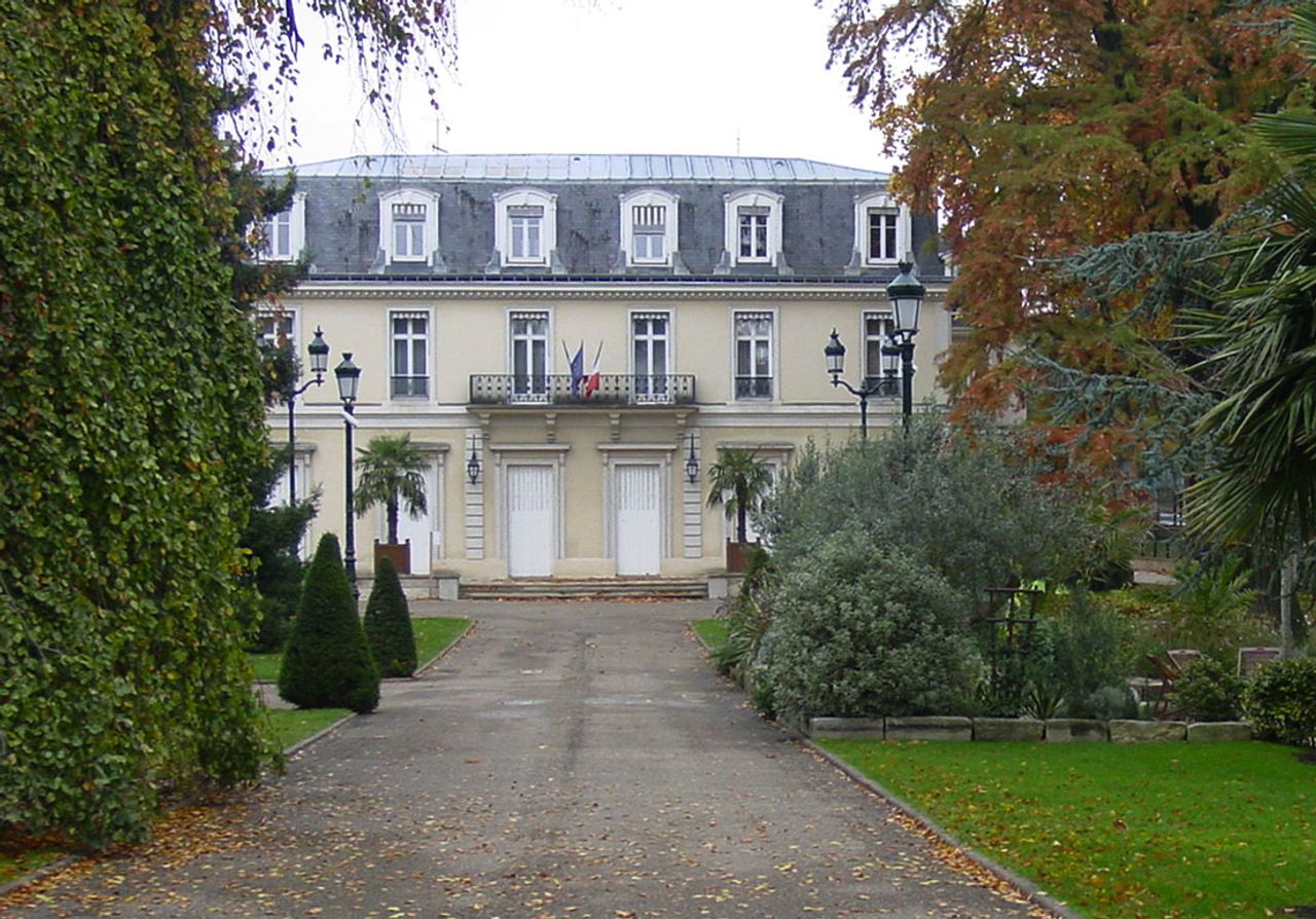 Partnergemeinde Garches in Frankreich Rathaus in der Partnergemeinde Garches in Frankreich