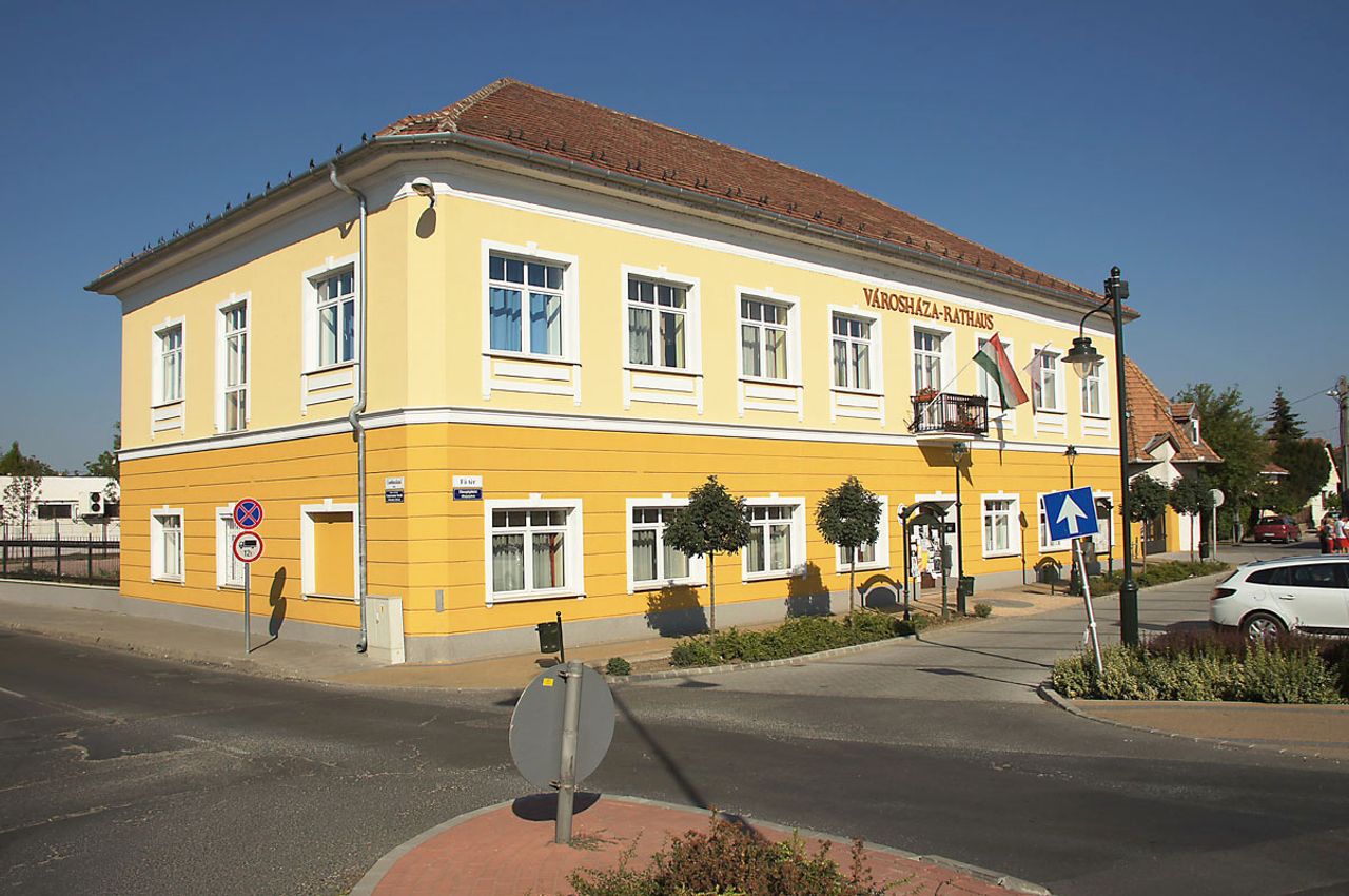 Partnergemeinde Pilisvörösvàr in Ungarn Rathaus in der Partnergemeinde Pilisvörösvàr in Ungarn