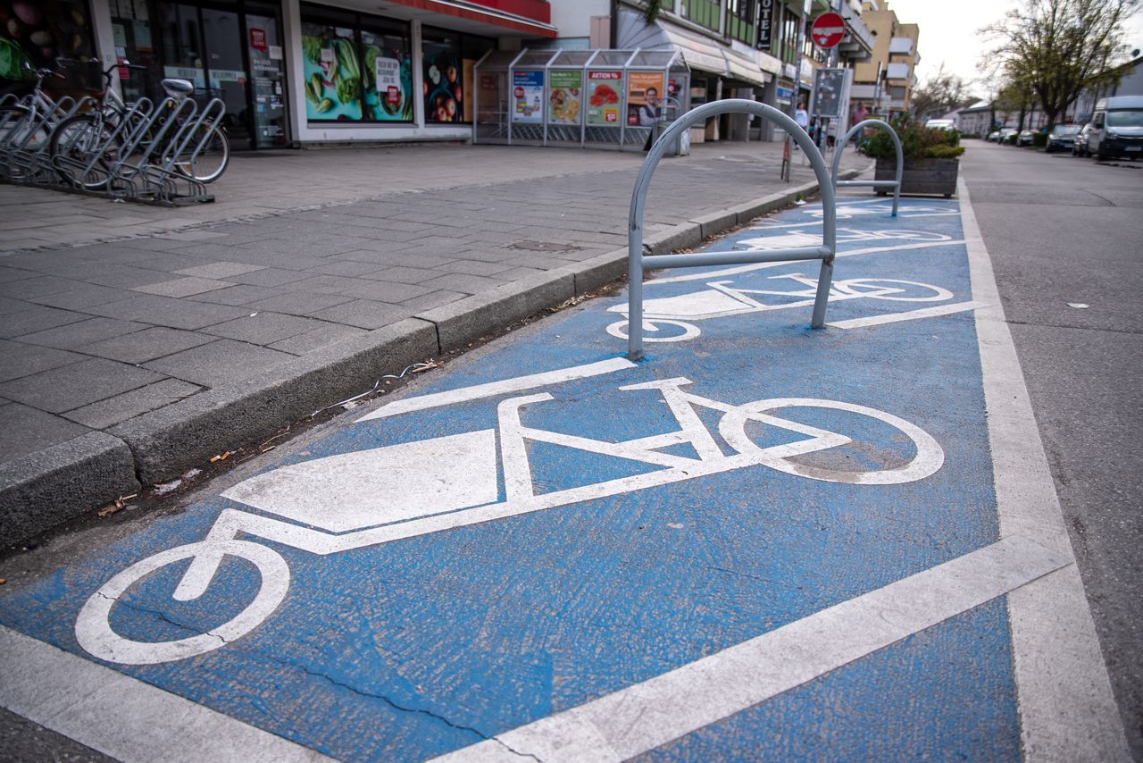Abstellfläche für Lastenräder vor einem Supermarkt in der Gröbenzeller Kirchenstraße