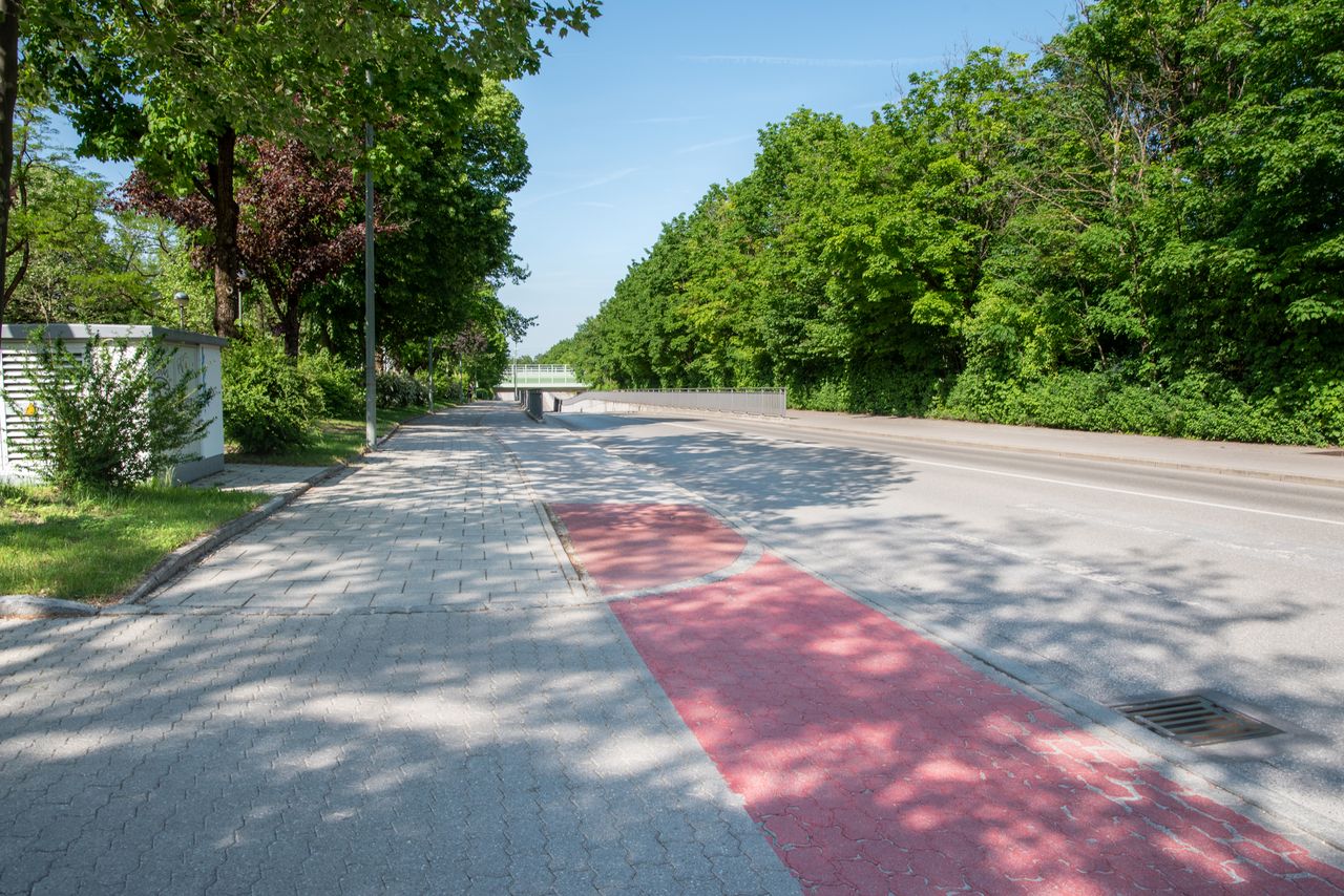 Blick über die Freyastraße in Gröbenzell mit getrenntem Rad- und Fußweg seitlich neben der Straße