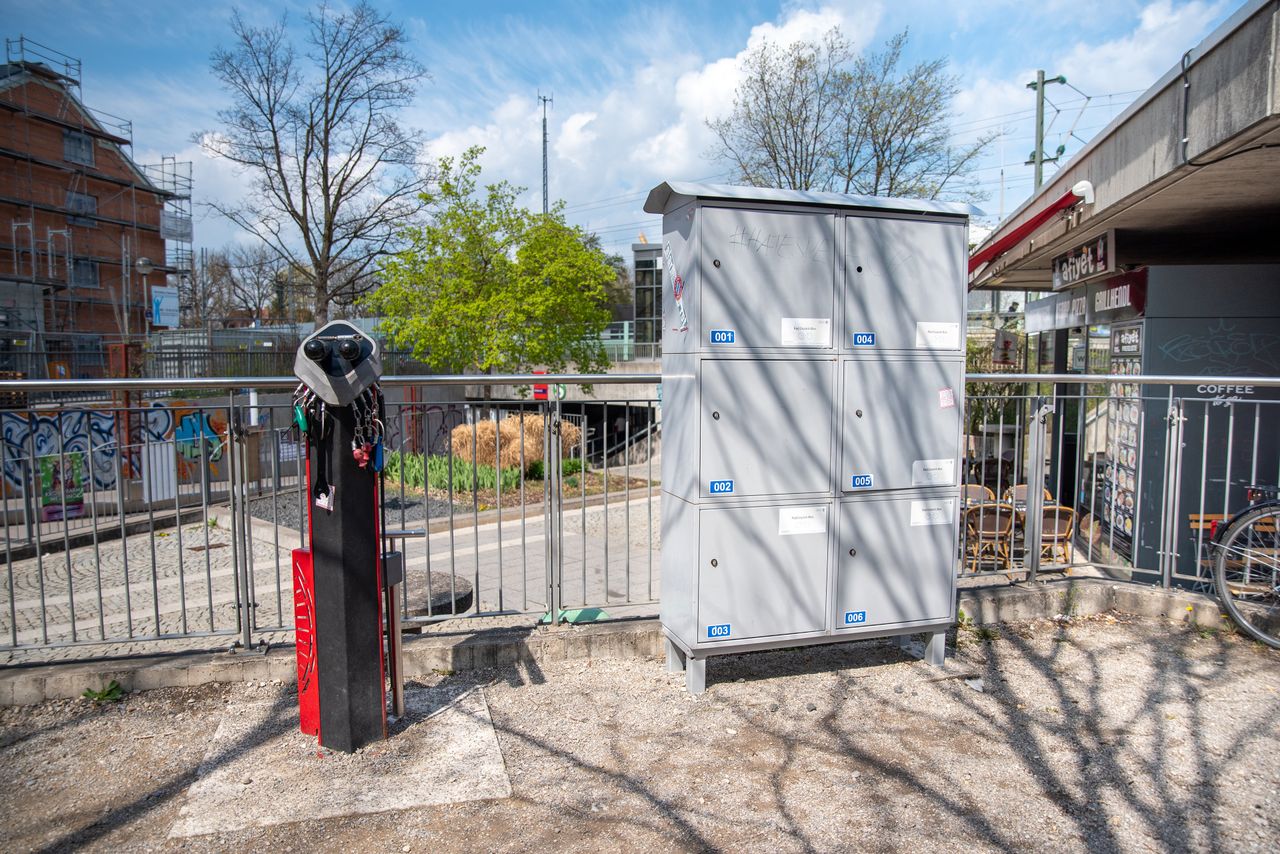 Servicestation für Gepäckfahrräder südlich des Gröbenzeller S-Bahnhofs