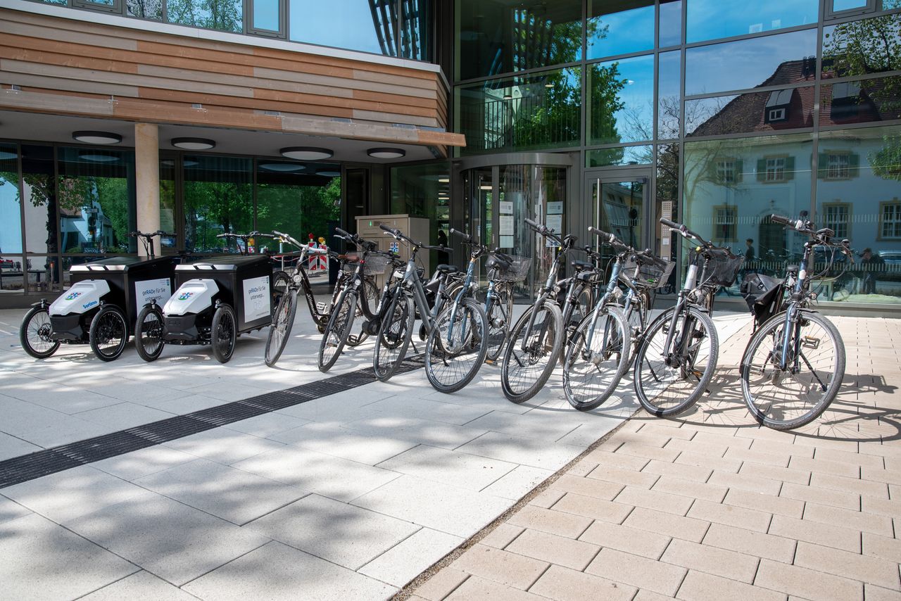Dienstfahrradflotte der Gemeinde Gröbenzell, aufgereiht vor dem Rathauseingang