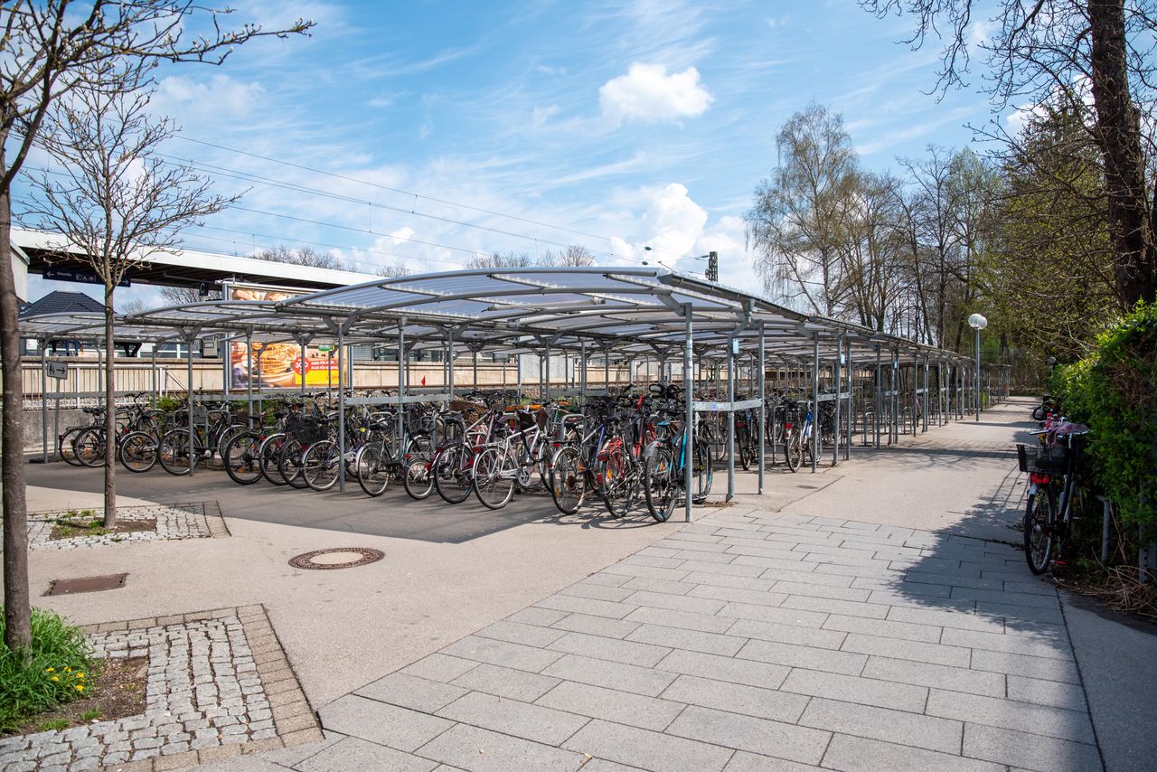Südlich gelegene Fahrradständer am Gröbenzeller S-Bahnhof