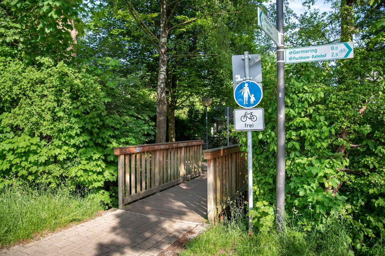 Holzbrücke an der Hans-Sachs-Straße mit dem Verkehrsschild "Radfahrer frei" 