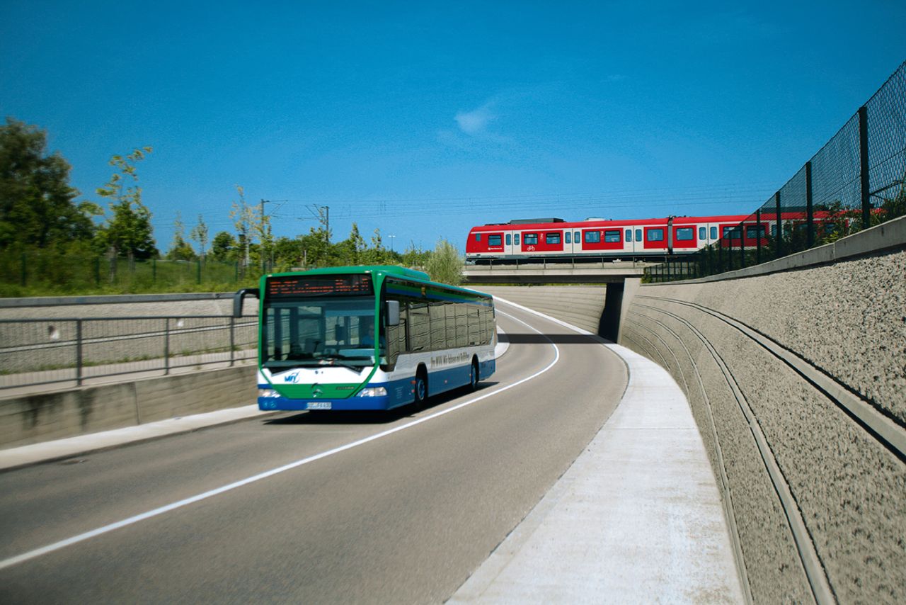 MVV Regionalbus MVV Regionalbus und S-Bahn im Hintergrund