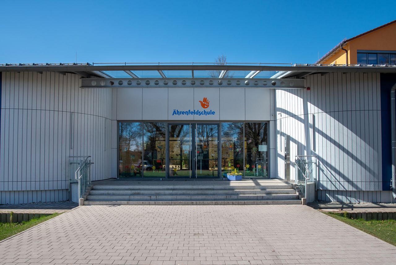 Eingang der Ährenfeldschule