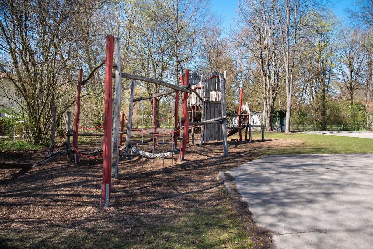 Klettergerüst und Spielgeräte auf dem Pausenhof der Bernhard-Rößner-Schule