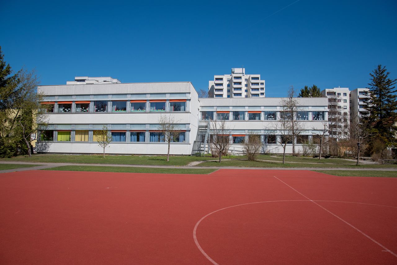 Blick vom Sportplatz auf die Rückseite der Grundschule an der Bernhard-Rößner-Straße