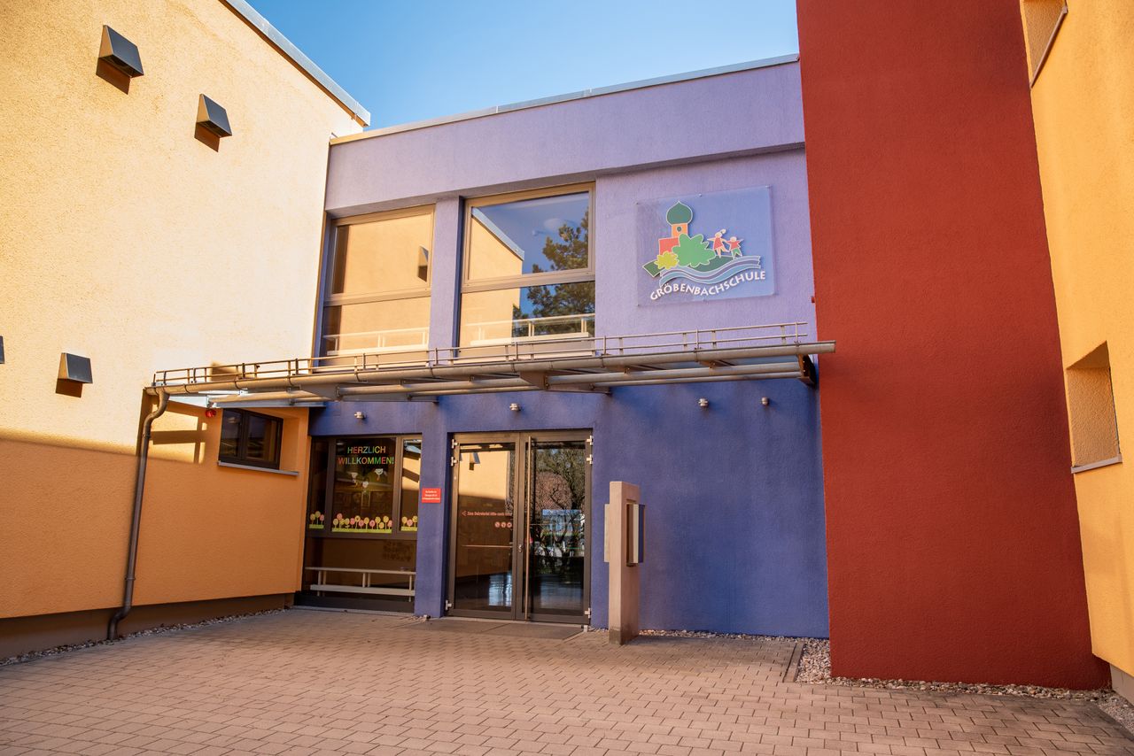 Eingang der Gröbenbachschule