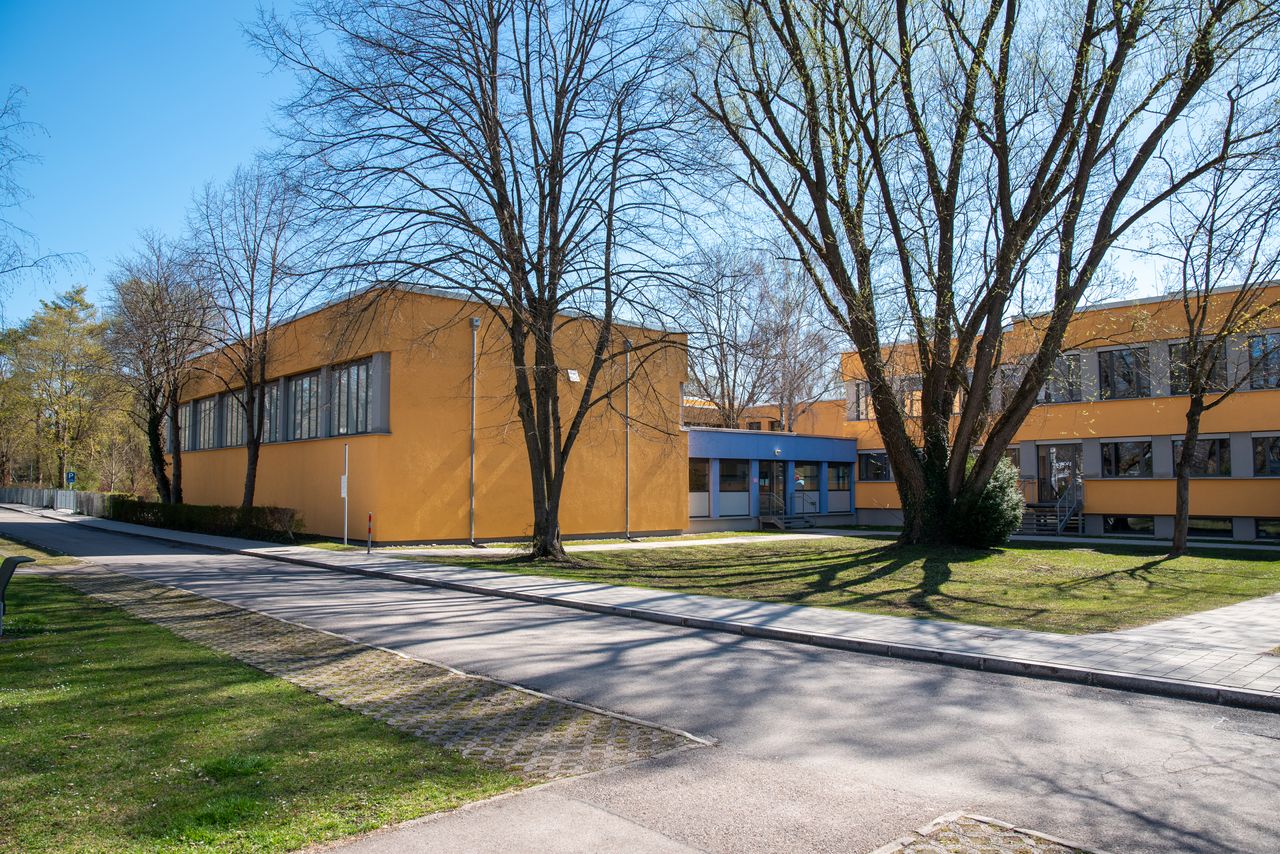 Blick auf die Turnhalle (links) und das Schulgebäude (rechts) der Gröbenbachschule