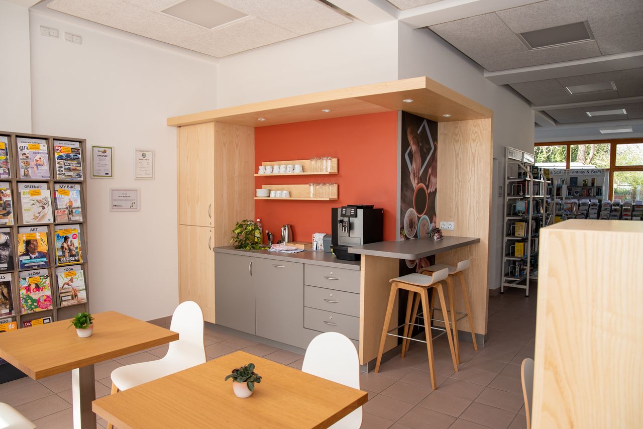 Café in der Gemeindebücherei mit Sitzmöglichkeiten