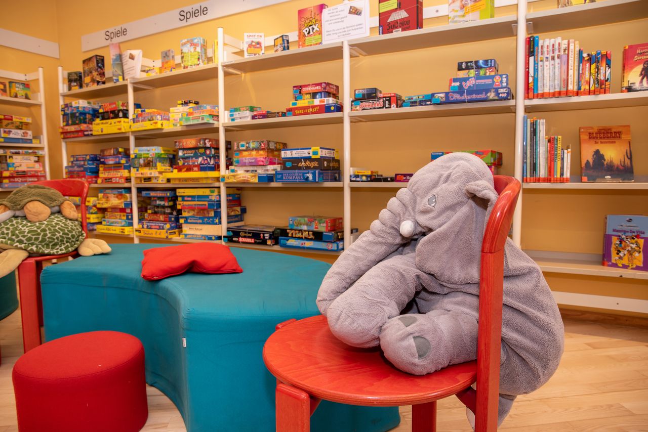 Kinderecke und -bereich in der Bücherei mit altersgerechten Büchern