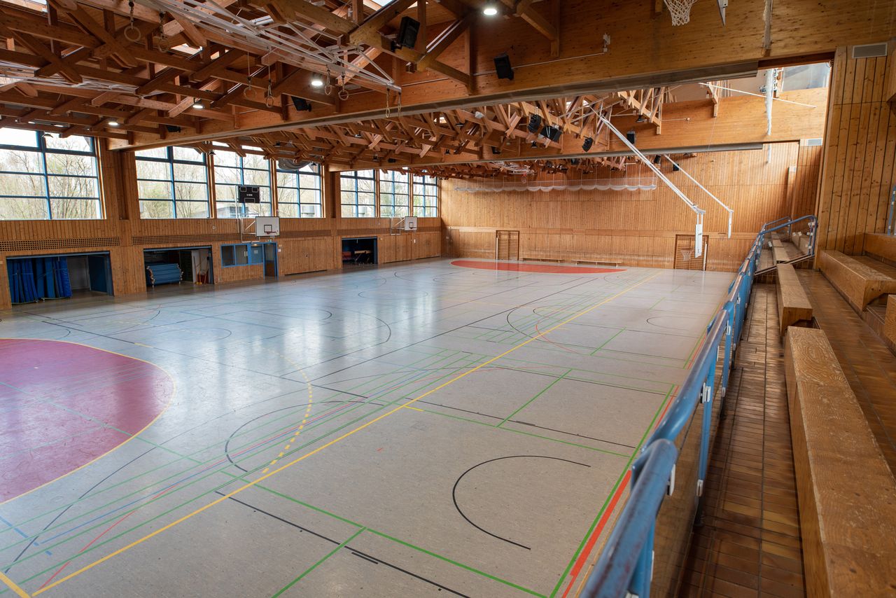 Gesamtansicht von einer Tribüne der Sporthalle 1 im Gröbenzeller Freizeitzentrum