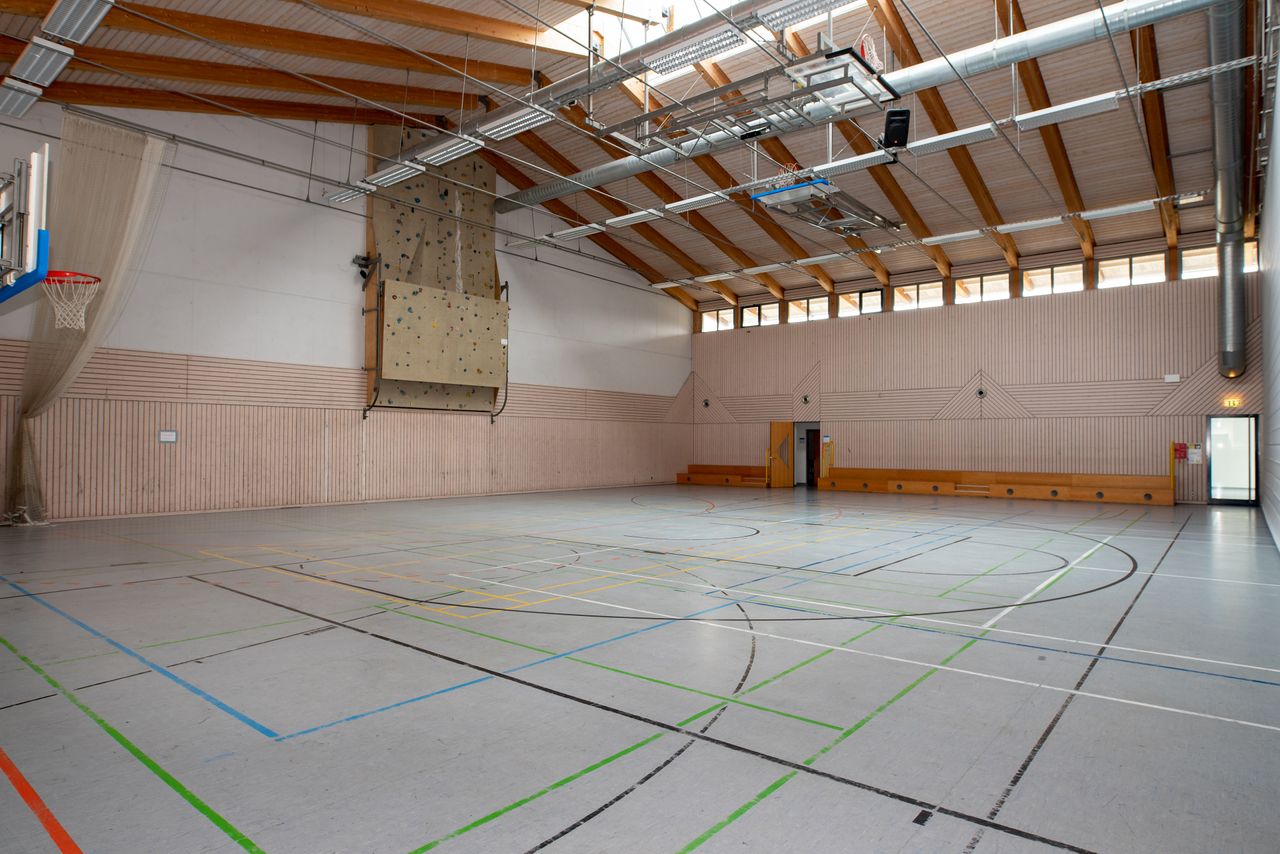 Kletterwand in der Sporthalle 2 im Gröbenzeller Freizeitzentrum