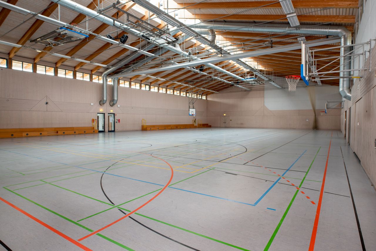 Gesamtansicht der Sporthalle 2 im Gröbenzeller Freizeitzentrum