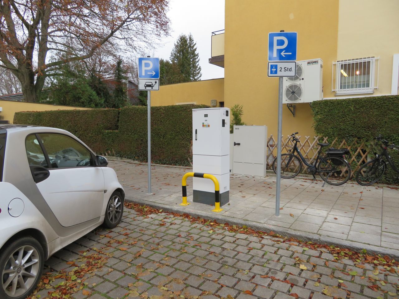 Ladesäule für Elektroautos an einem Parkplatz in der Kirchenstraße in Gröbenzell