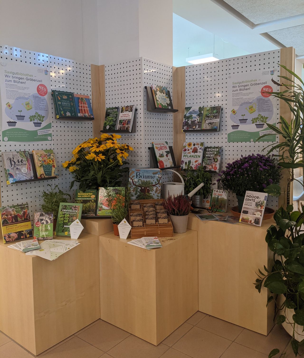 Gesamtbild der Saatgutbibliothek in der Gröbenzeller Gemeindebücherei