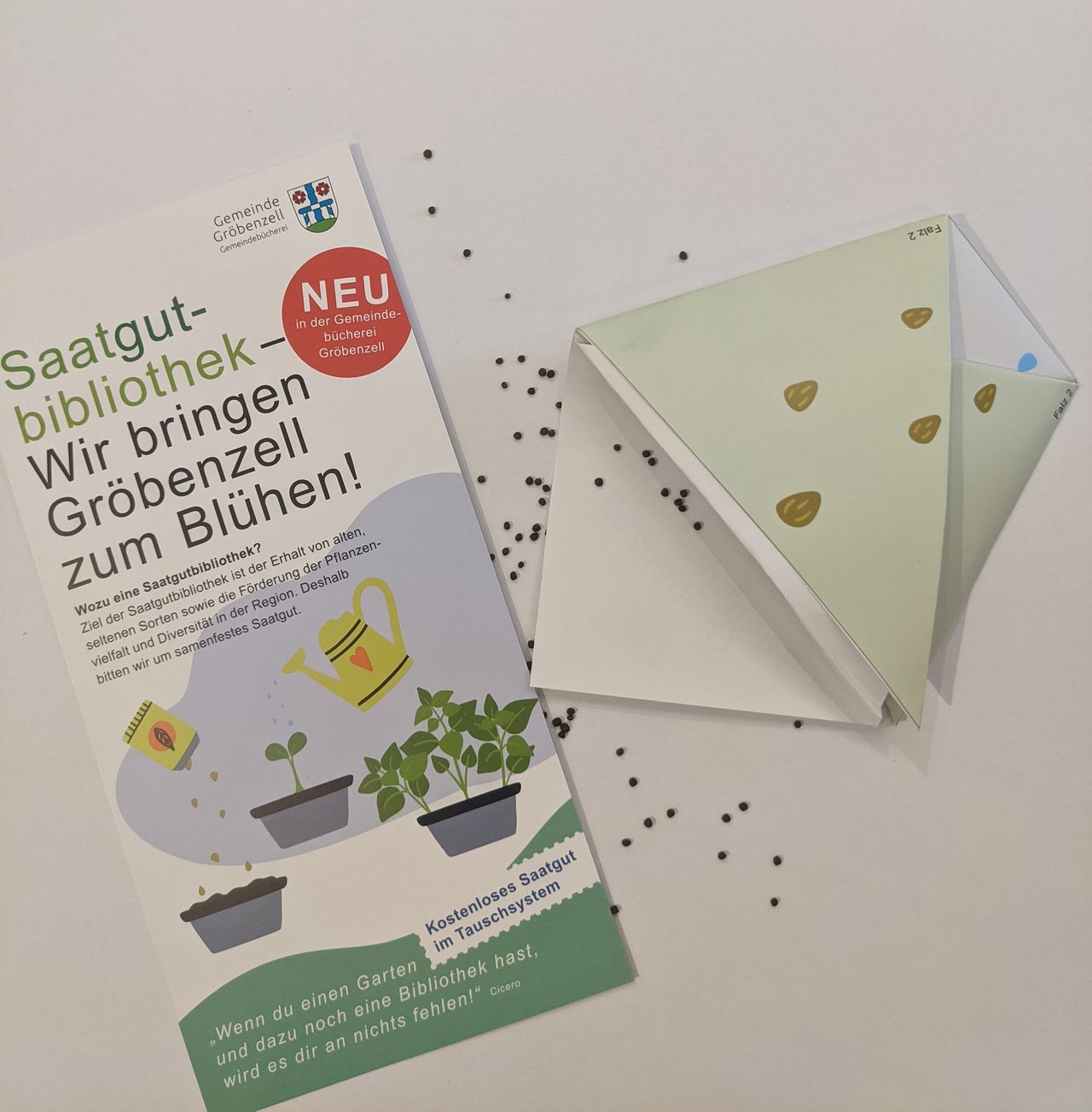 Flyer und gebastelte Saatgut-Tüte liegen auf einem Tisch