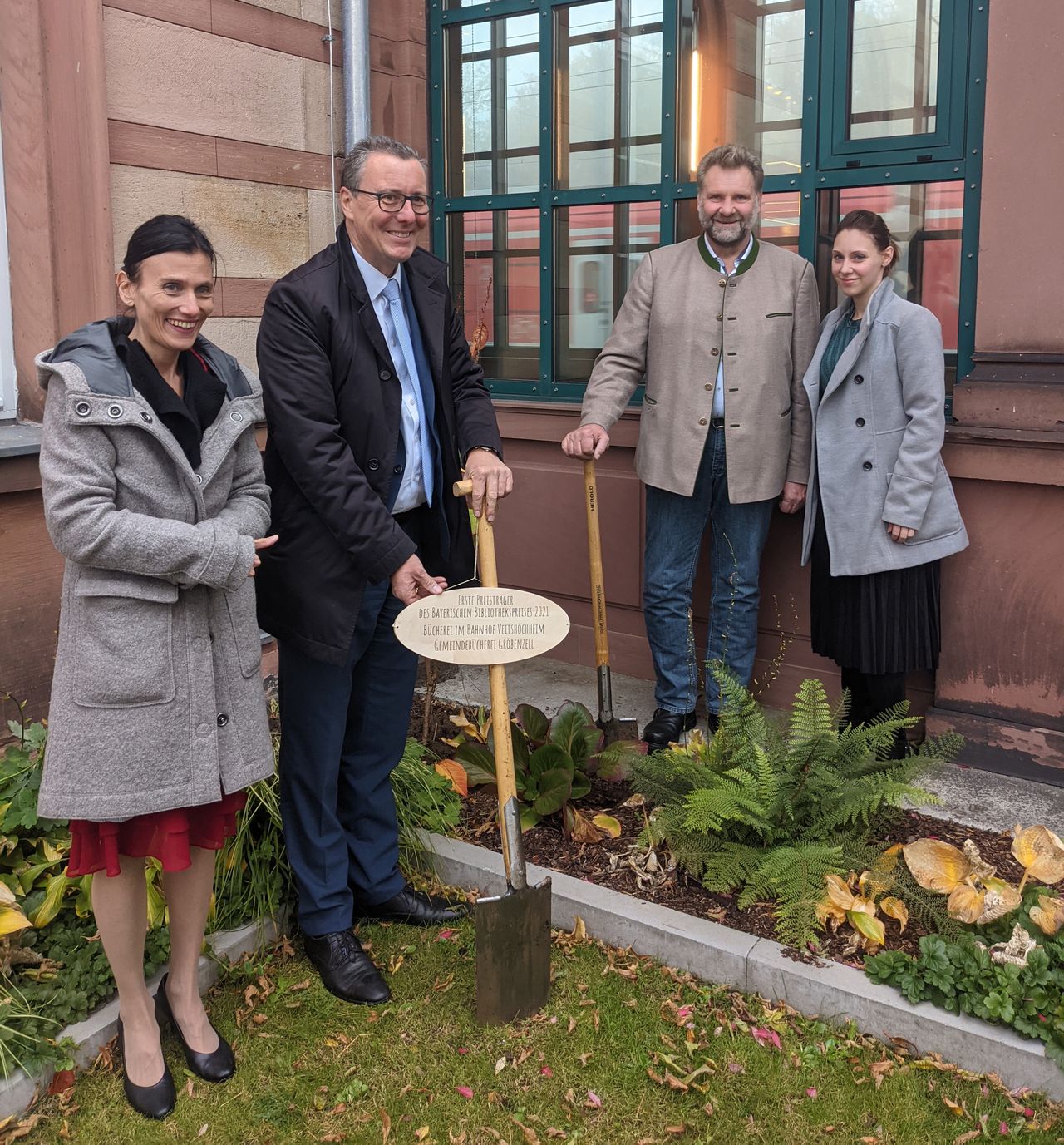 Pflanzung eines Baums im Veitshöchheimer Bibliotheksgarten Gemeinsam mit den Büchereileitungen (Angelina Hanke, ganz rechts und Dr. Astrida Wallat, ganz links) pflanzten Martin Schäfer (3.v.li.), Erster Bürgermeister Gröbenzell und Jürgen Götz (2.v.li.), Erster Bürgermeister Veitshöchheim einen Baum im Veitshöchheimer Bibliotheksgarten