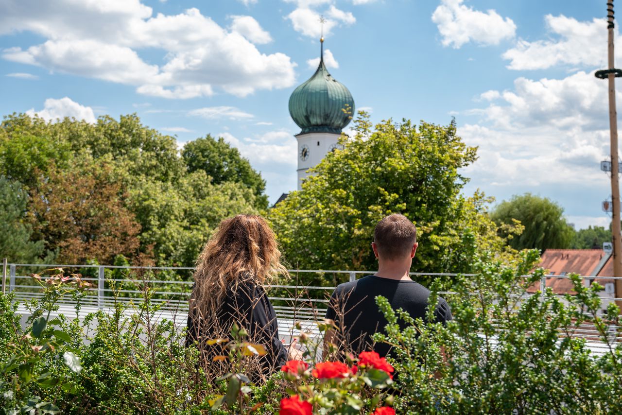 Dachterrasse des Gröbenzeller Rathauses mit bepflanzten Inseln und Sitzbänken rundherum