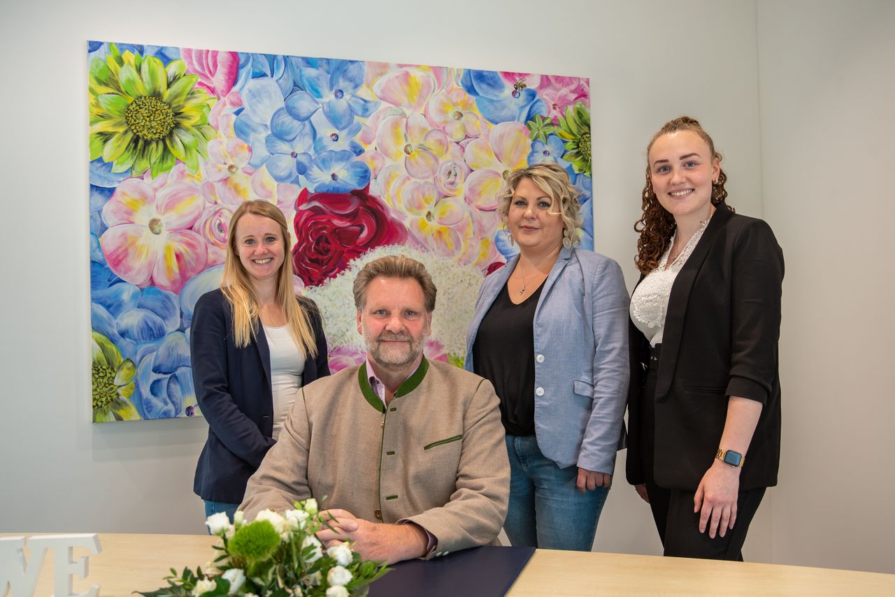 Standesamt der Gemeinde Gröbenzell. Von links nach rechts: Anja Metz, Erster Bürgermeister Martin Schäfer, Mandy Tiefenmoser und Julia Lewi