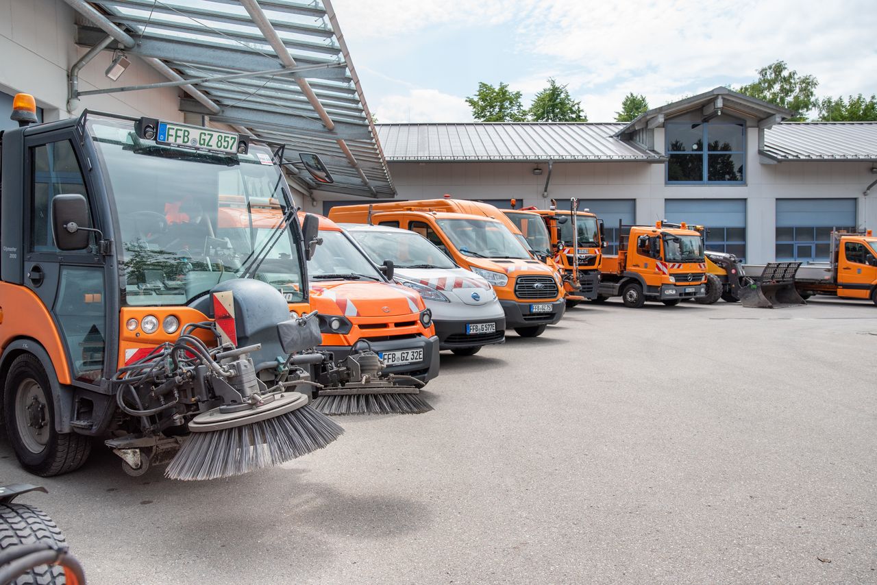 Mehrere Fahrzeuge von Betriebshof der Gemeinde Gröbenzell stehen aufgereiht nebeneinander