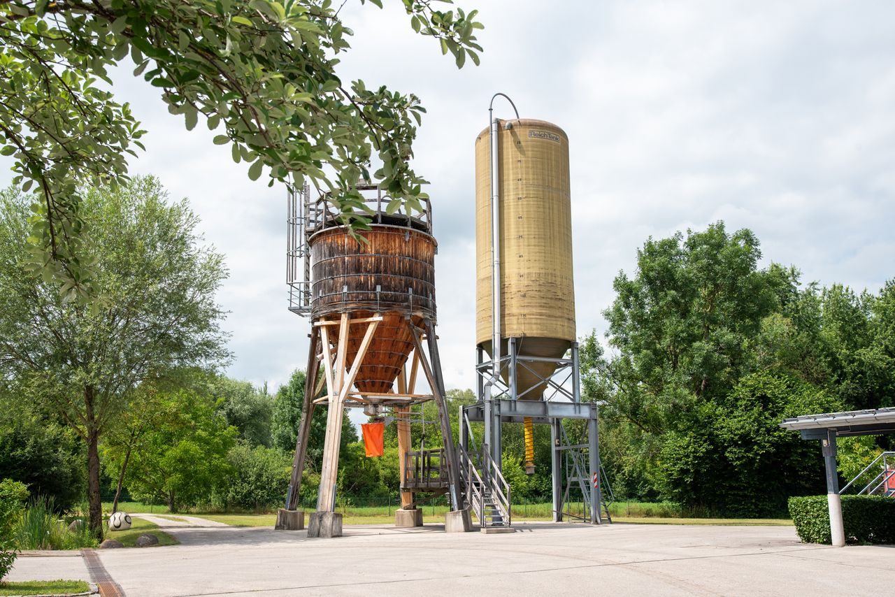 Silos am Gröbenzeller Betriebshof zur Lagerung von u. a. Streusalz 