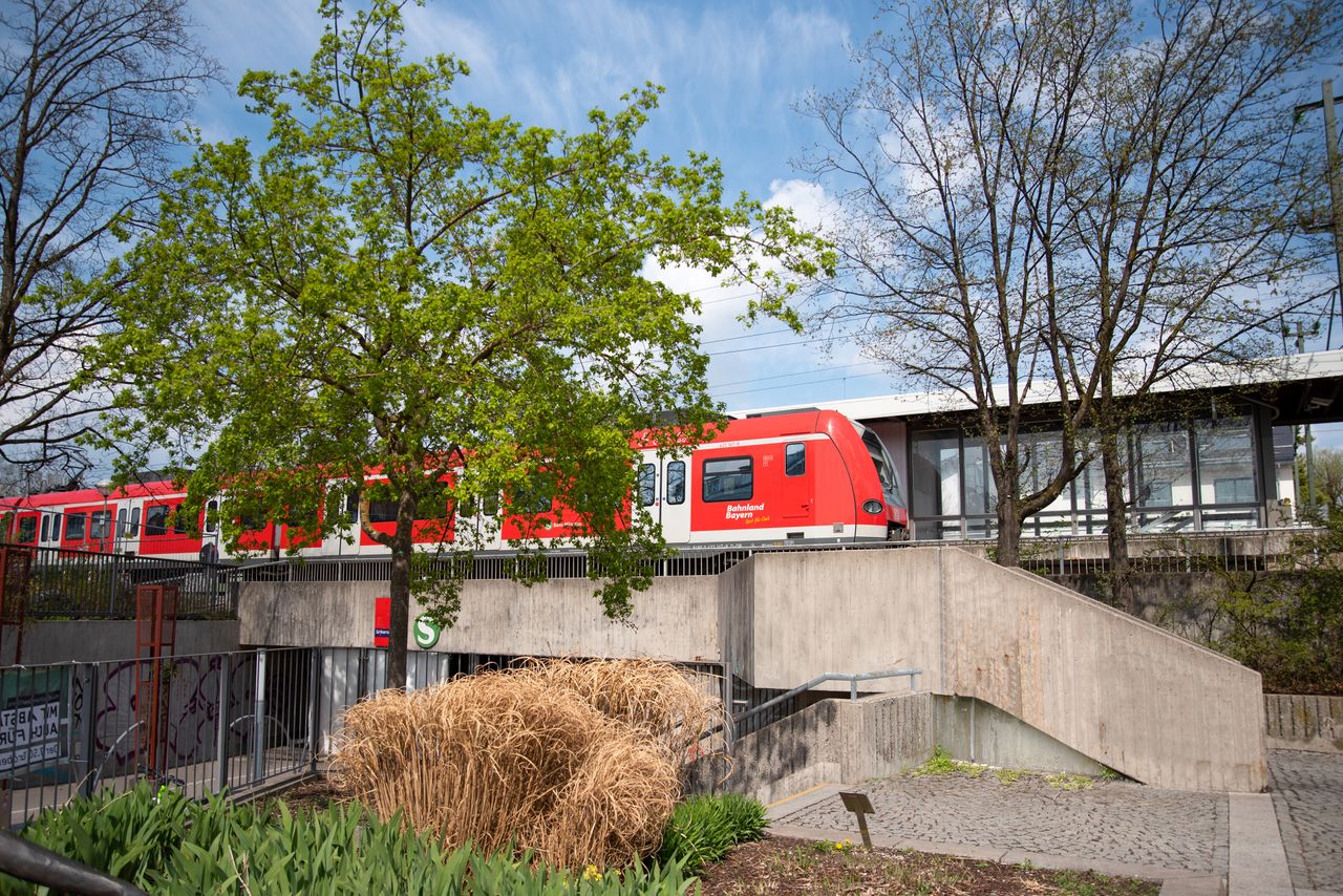 Einfahrende S-Bahn in Richtung München in den Gröbenzeller Bahnhof. Im Vordergrund ist die Fußgängerunterführung zu sehen.