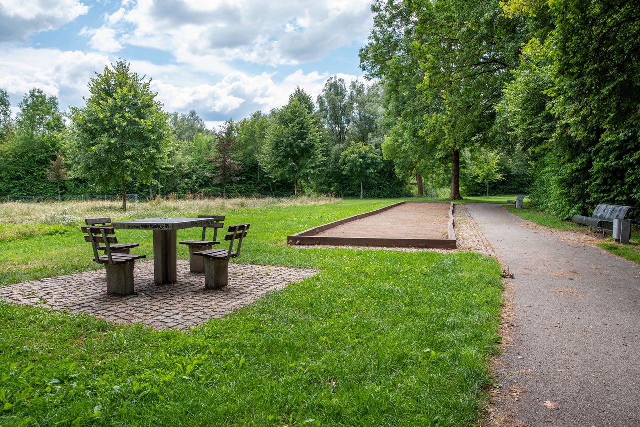 Sitzbänke im grünen Bürgerpark im Gröbenzeller Osten