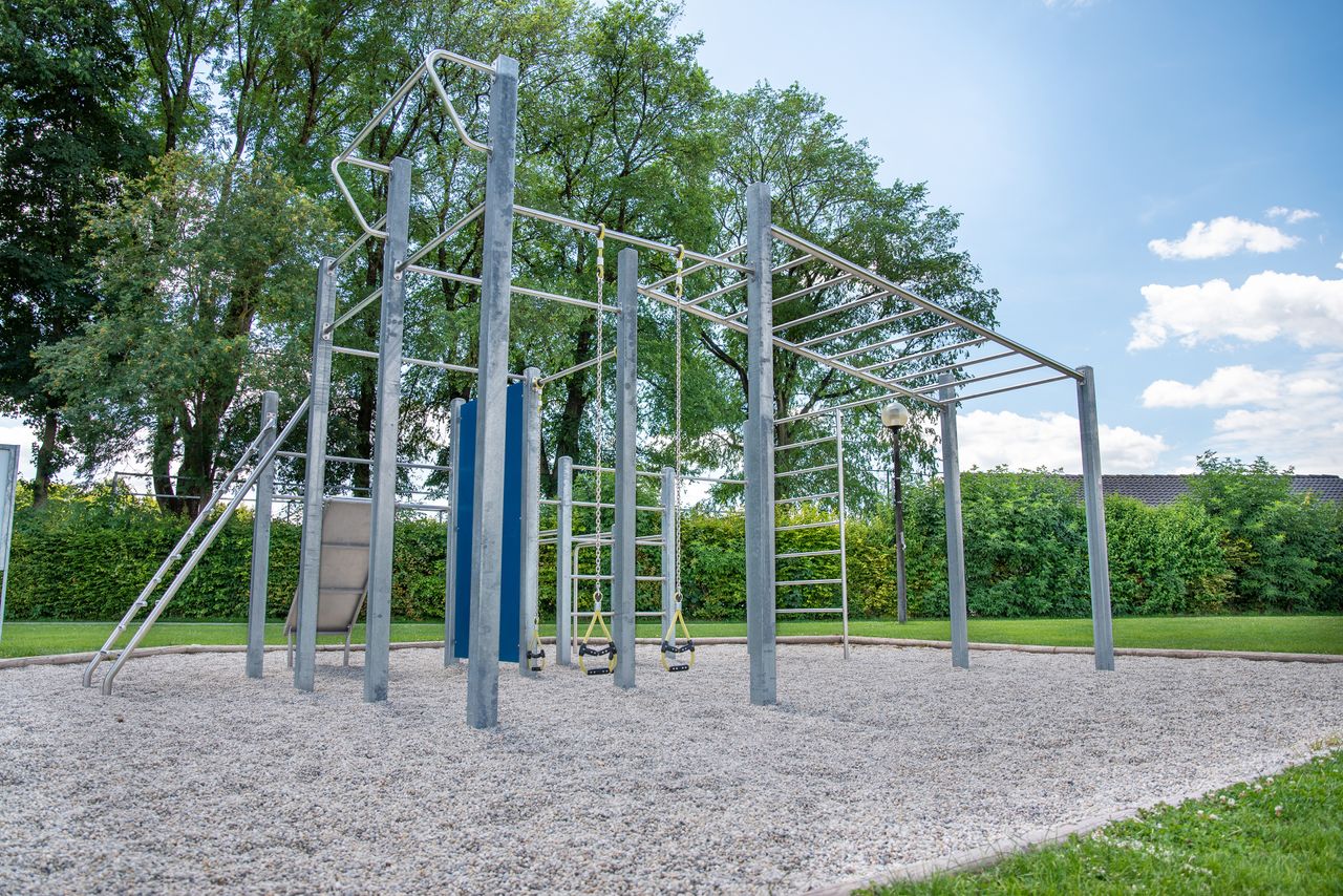 Gesamtbild der Calisthenics-Anlage im Gröbenzeller Freizeitzentrum