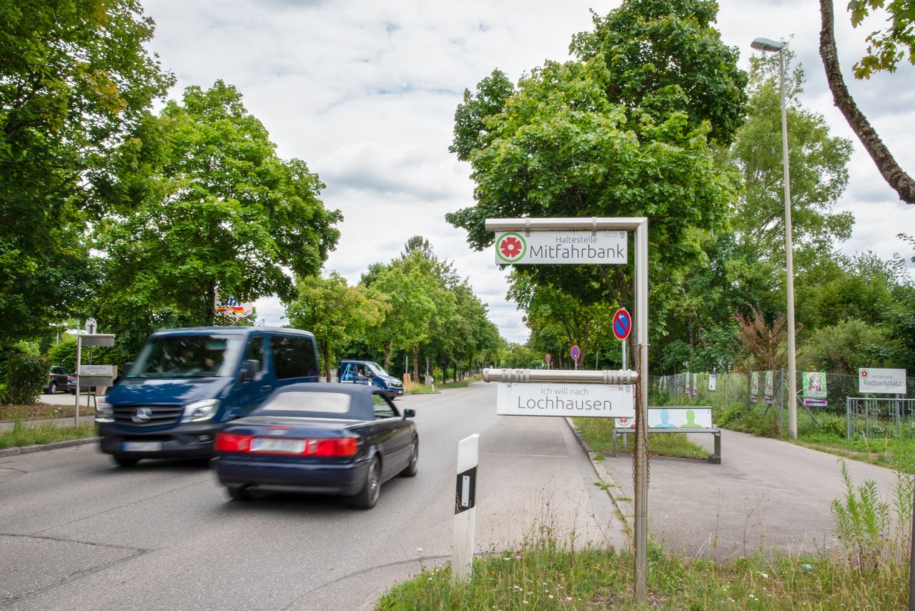 Die Mitfahrbank am Straßenrand und Ortsausgang Richtung Lochhausen