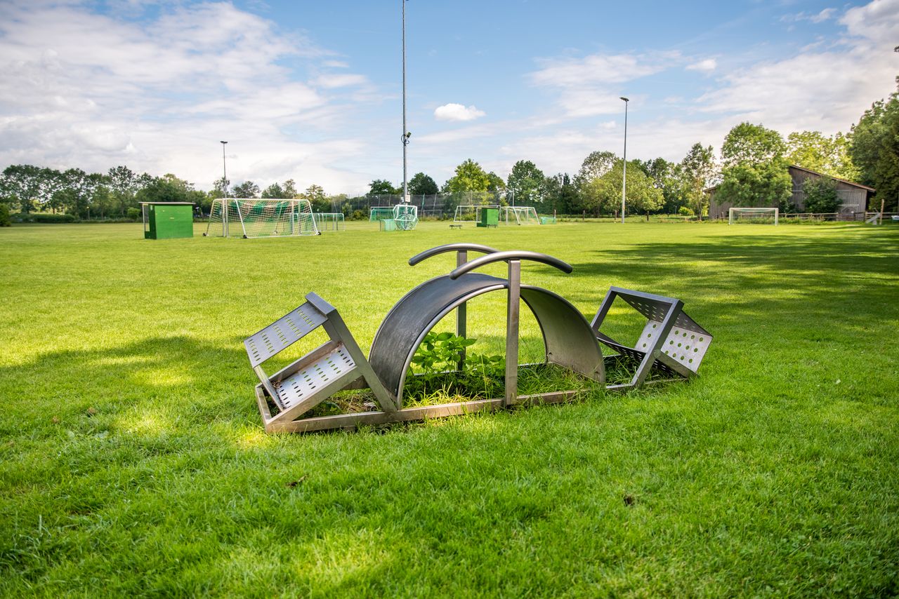 Station 2 des Trimm-Dich-Pfads, im Hintergrund die Fußballplätze im Gröbenzeller Freizeitzentrum