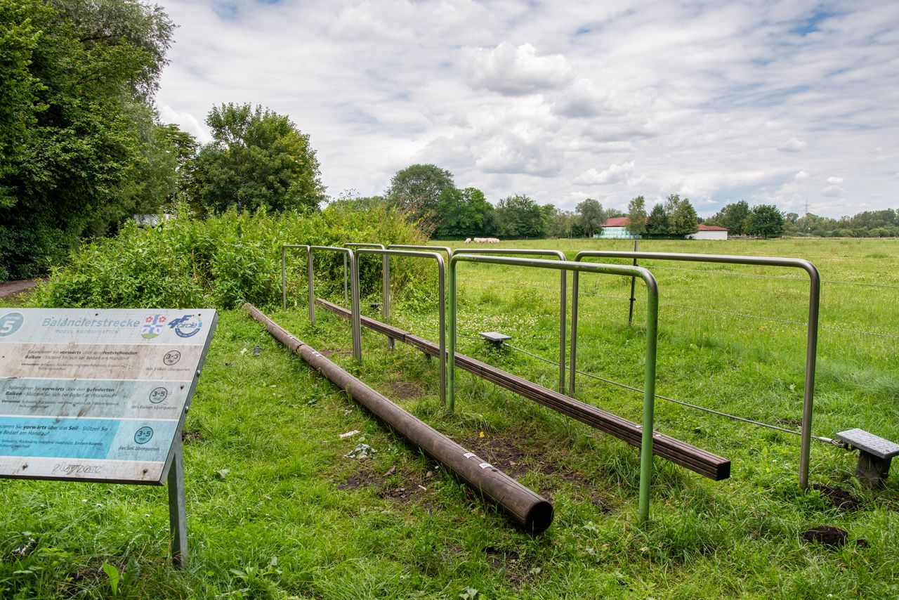 Station 5 des Trimm-Dich-Pfads, im Hintergrund einer Tierweide