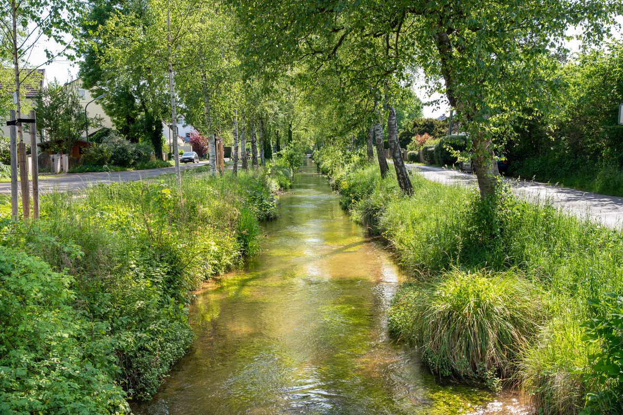 Der idyllische Gröbenbach fließt durch das Gröbenzeller Gemeindegebiet sowie einige Wohngebiete