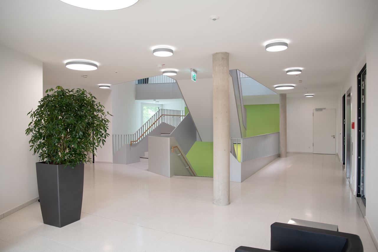 Freundliche und helle Atmospähre im Gröbenzeller Rathaus