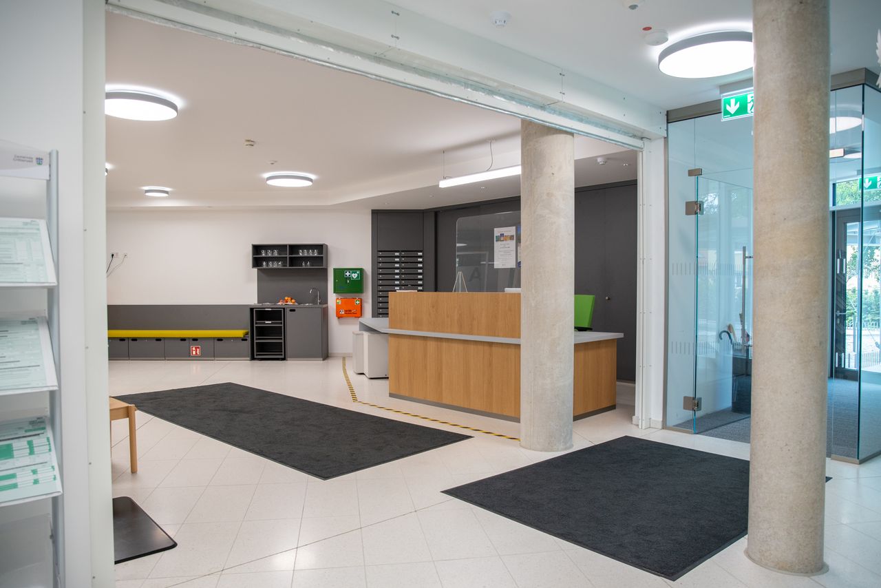 Empfangs- und Informationsbereich im Gröbenzeller Rathaus