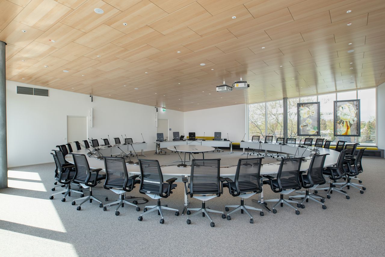 Großer Sitzungssaal im Gröbenzeller Rathaus für den Gemeinderat
