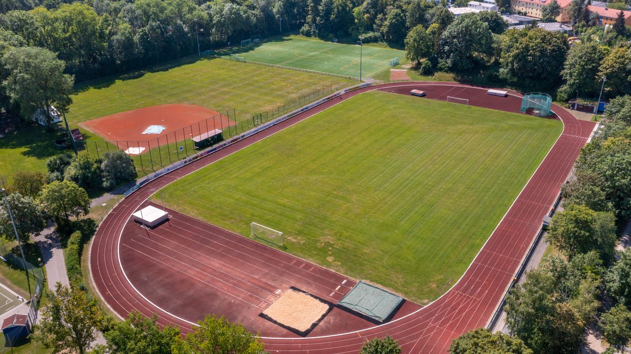 Das Leichtathletikstadion im Freizeitzentrum, ein Baseballplatz und eine Kunstrasenanlage im Hintergrund
