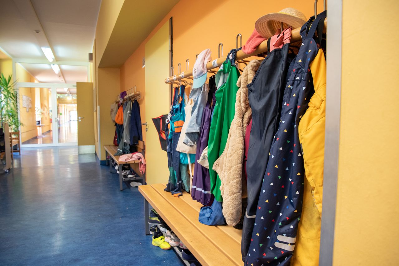 Garderobe im Haus für Kinder Ährenfeldfüchse mit Schuhen, Jacken und Matschhosen