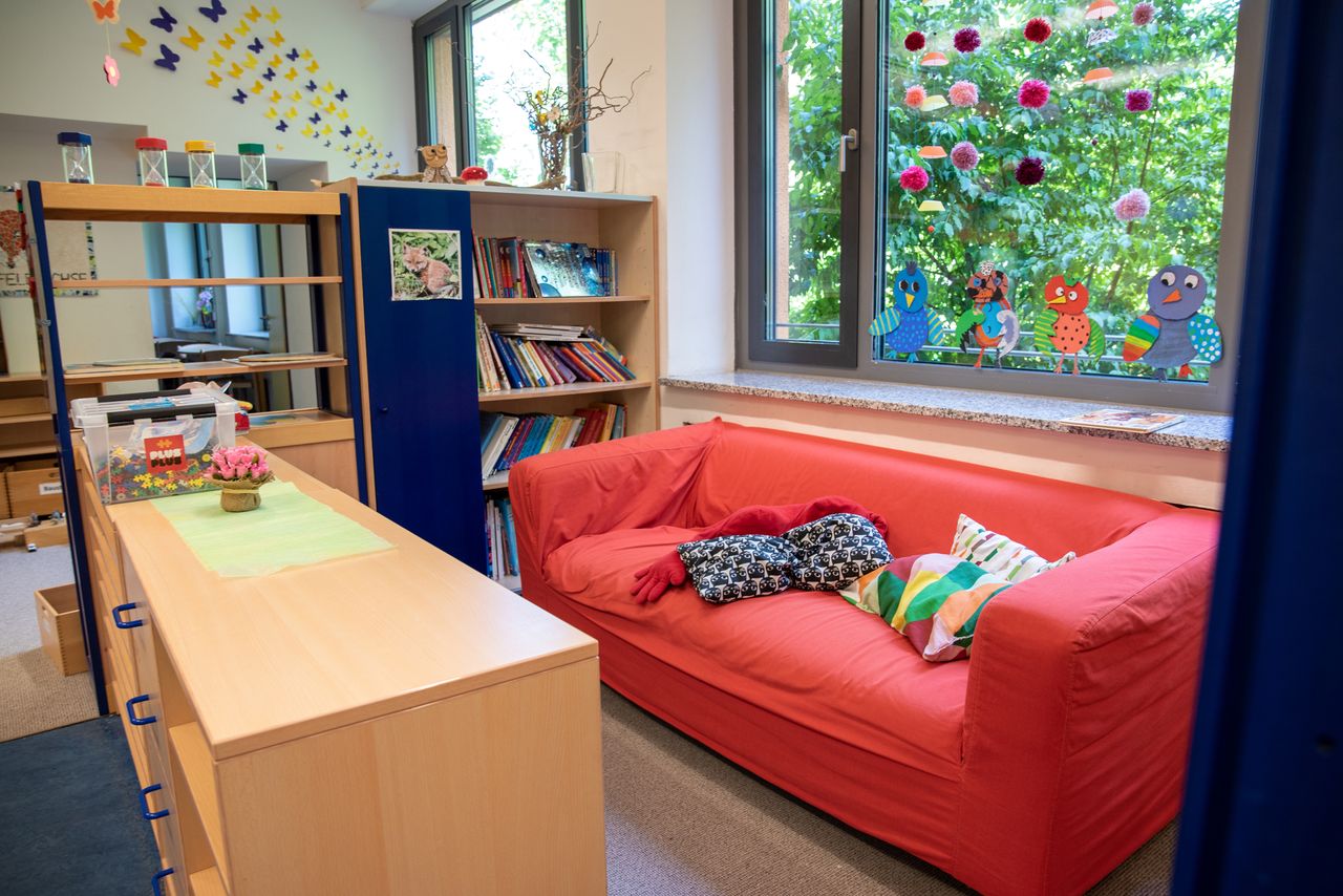 Eine Leseecke im Kindergarten Ährenfeldfüchse mit einer roten Couch